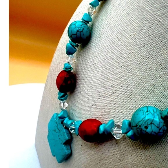Turquoise Howlite & Red Beaded Necklace With Cross Pendant. N37 - Picture 5 of 9